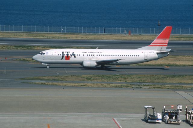 BOEING 737-400 (JA5262) - Taxing at Tokyo-Haneda Intl Airport on 2005/03/27