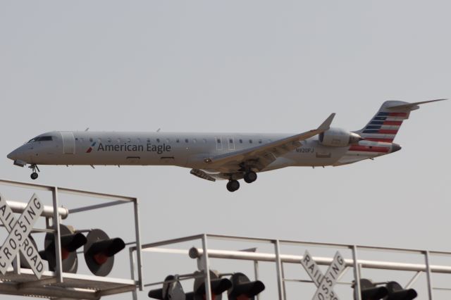 Canadair Regional Jet CRJ-900 (N920FJ) - AA operated by Skywest on short final for 29R