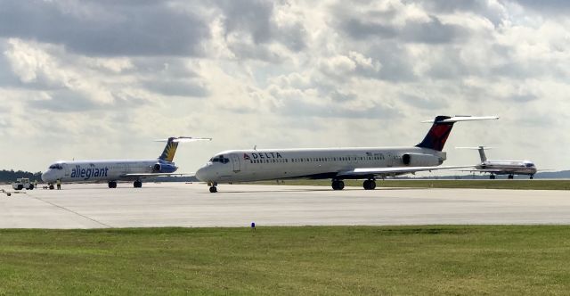 McDonnell Douglas MD-88 (N997DL) - The last 3 major operators of the MD-80 all in one pic at Greenville-Spartanburg!  Enjoy the moment and the noise while you can!