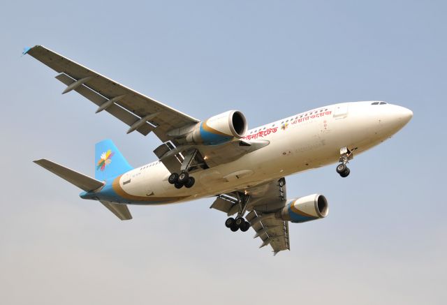 Airbus A310 (S2-AFW) - United Airways final approach to DAC in Bangaldesh