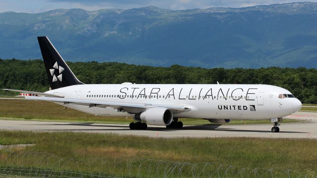 BOEING 767-300 (N653UA)