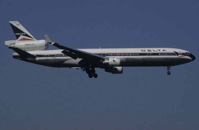 Boeing MD-11 (N806DE) - Final Approach to Narita Intl Airport Rwy16R on 1998/05/21