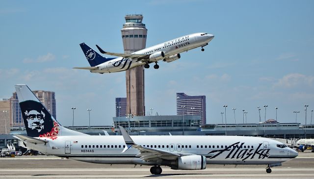 Boeing 737-800 (N514AS) - N514AS Alaska Airlines Boeing 2008 737-890 - cn 35193 / ln 2727 - Split Scimitar Winglets - McCarran International Airport (LAS / KLAS)<br>USA - Nevada May 28, 2015<br>Photo: Tomás Del Coro - N381DN  SkyTeam (Delta Air Lines) Boeing 737-832  (cn 30350/365)