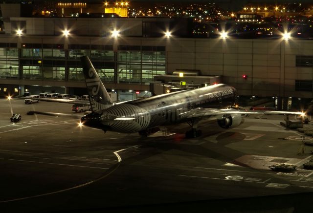 BOEING 777-300 (ZK-OKQ)