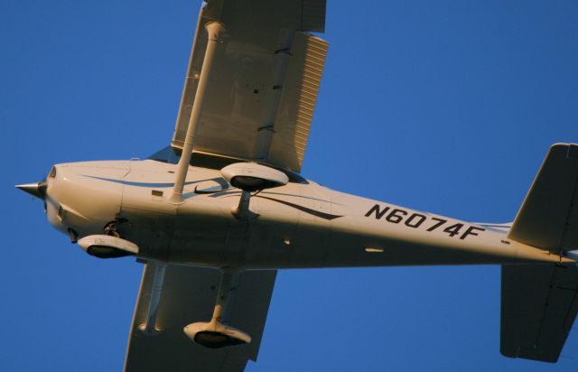 Cessna Skyhawk (N6074F) - landing at Palo Alto Airport