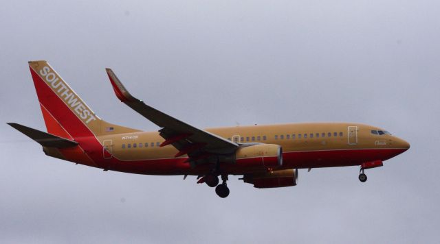 Boeing 737-700 (N714CB) - Bad weather.