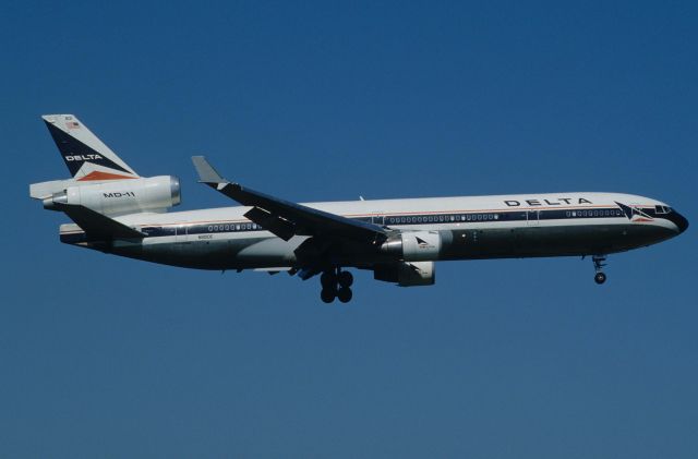 Boeing MD-11 (N801DE) - Final Approach to Narita Intl Airport Rwy16R on 1997/07/19