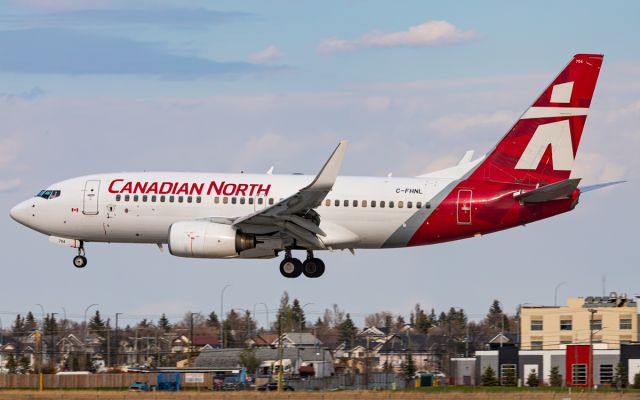 Boeing 737-700 (C-FHNL)