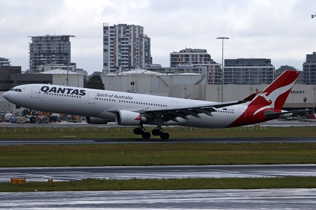 Airbus A330-300 (VH-QPF) - on 4 December 2017