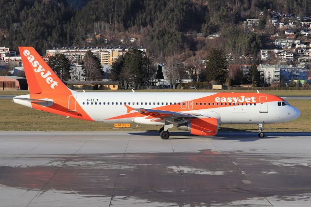 Airbus A320 (G-EZUT)