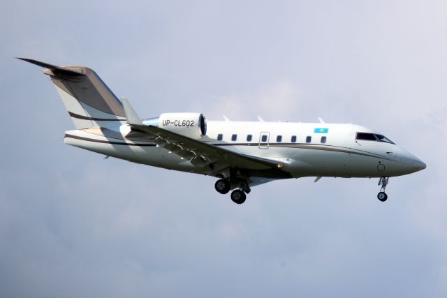 Canadair Challenger (UPCL602) - Comlux Kazakhstan Challenger 604 on short finals for rwy 04 on 25-Mar-25 arriving from OMDW.