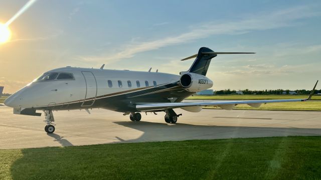 Bombardier Challenger 300 (N550FX) - LXJ550, operated by this 2013 Bombardier Challenger 300, pulling into the FBO. 6/9/22. br /br /s/o to Pilot Jarrett, it was nice getting to talk to you. If you see this, I appreciate you. 