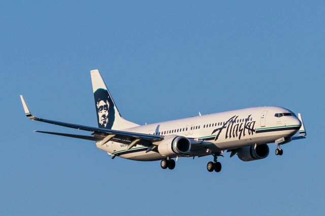 Boeing 737-900 —