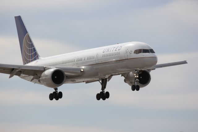 Boeing 757-200 (N575UA)