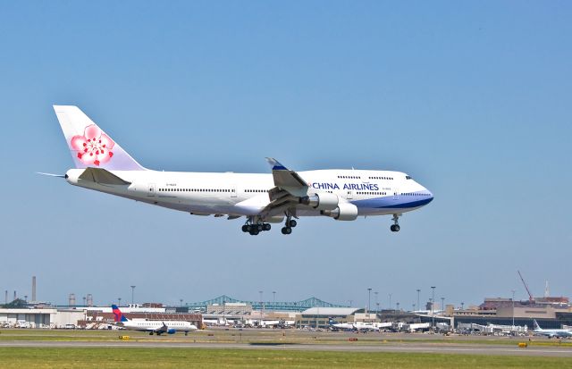 Boeing 747-400 (B-18208) - over the numbers for zero four right