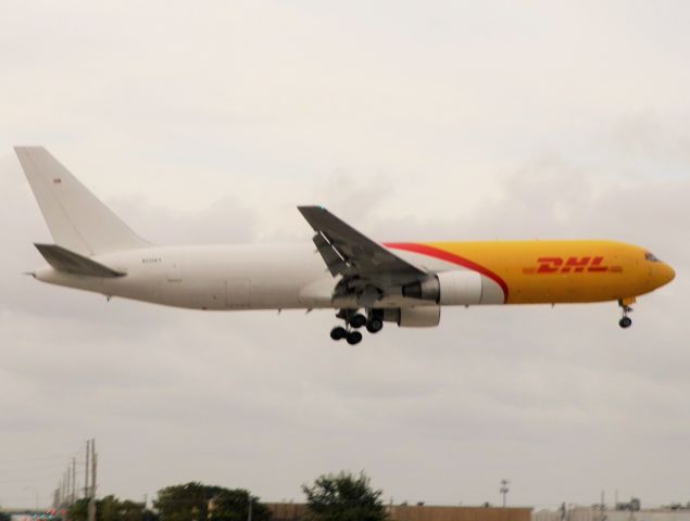 BOEING 767-300 (N220CY)