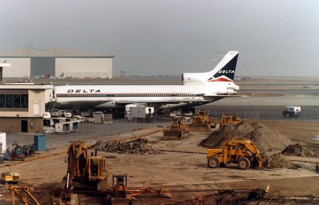 Lockheed L-10 Electra (N725DA) - Delta Air Lines - Lockheed L-1011-385-1 TriStar C/N 193C-1162 - N725DA - at SFO - 1980-Dec-24.