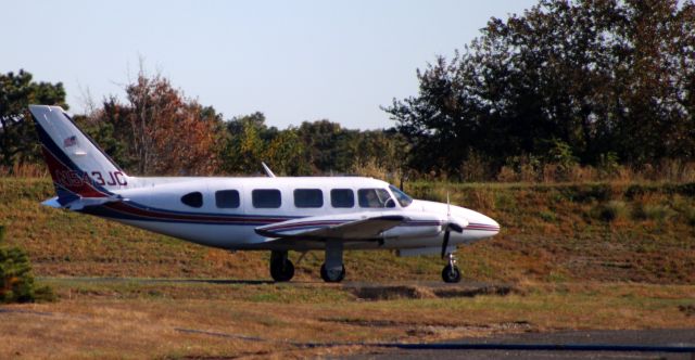 Piper Navajo (N543JC) - Taxiing for departure is this 1977 Piper Navajo PA-31-350 in the Autumn of 2021.