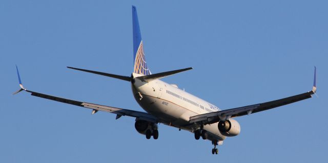 N37422 — - Found a nice place to shoot some pics of planes landing. This shows more of their flaps hanging down. I always liked this view better.