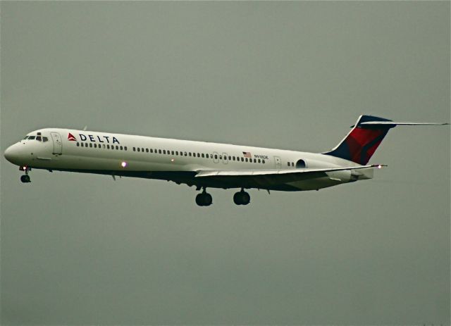 McDonnell Douglas MD-88 (N918DE)