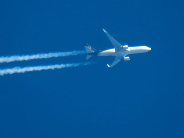BOEING 767-300 (N332UP)