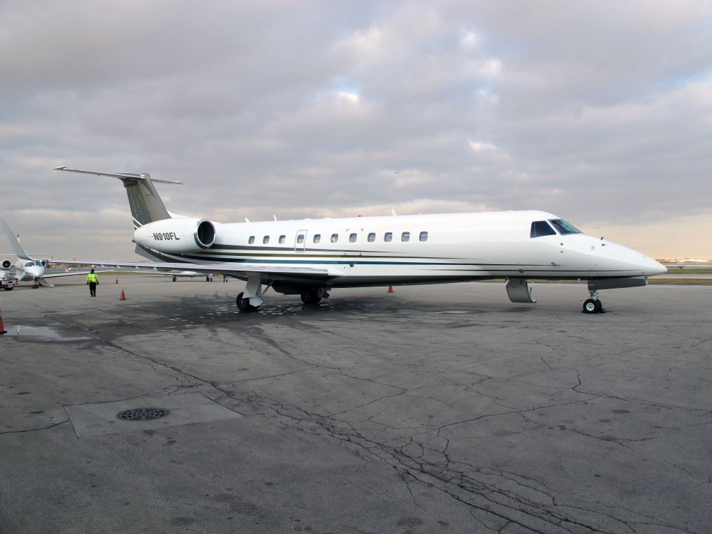 Embraer ERJ-135 (N910FL)