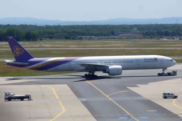 BOEING 777-300 (HS-TKU)