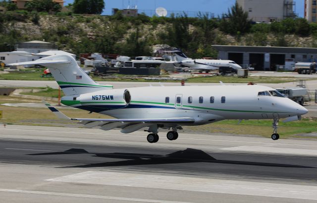 Canadair Challenger 350 (N575MW)