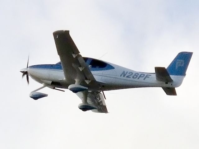 Cirrus SR-20 (N28PF) - Take off runway 26.