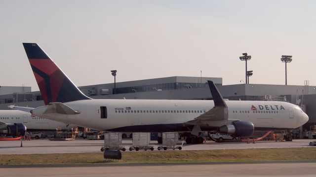 BOEING 767-300 (N1200K)