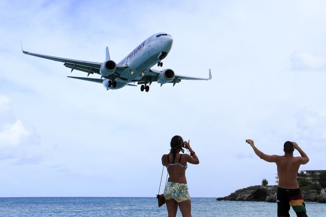 Boeing 737-700 (9Y-SXM)