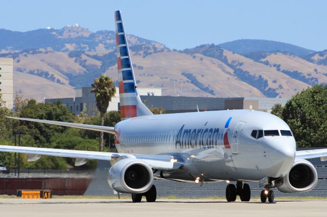 Boeing 737-800 (N833NN)