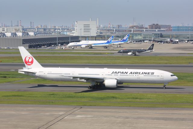 BOEING 777-300 (JA8944)
