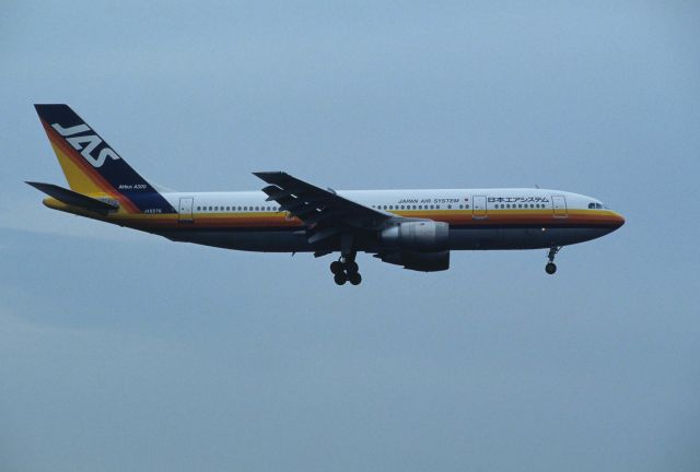 Airbus A300F4-200 (JA8276) - Final Approach to Tokyo-Haneda Intl Airport Rwy22 on 1995/07/02