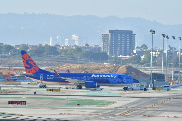 Boeing 737-800 (N817SY)