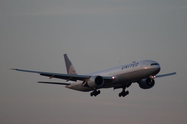 BOEING 777-300ER (N2639U)