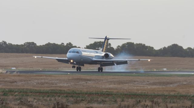 Fokker 100 (VH-XKN)