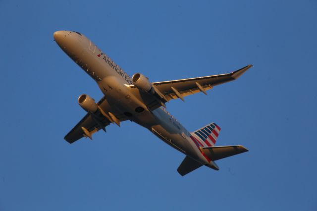 Embraer 170/175 (N219NN)