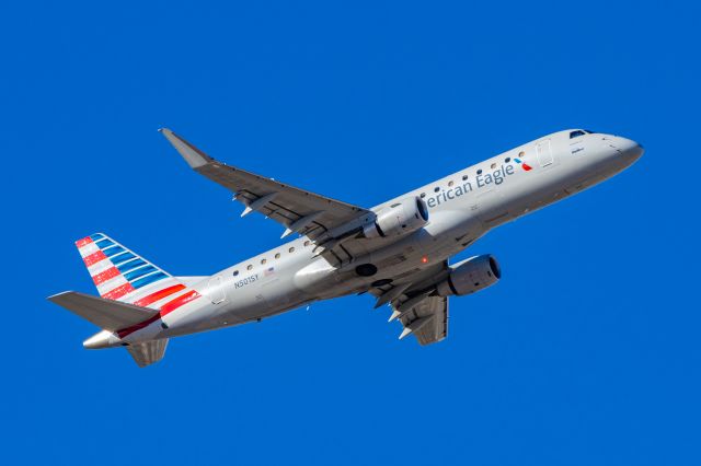 Embraer 175 (N501SY) - SkyWest Embraer 175 taking off from PHX on 11/12/22. Taken with a Canon R7 and Tamron 70-200 G2 lens.