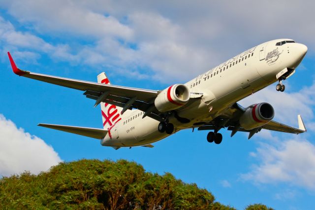 Boeing 737-700 (VH-YFH) - Short finals.