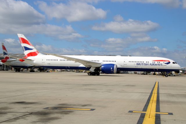 BOEING 787-10 Dreamliner (G-ZBLI) - Taxiing to depart rwy 27R on 9-Aug-24 operating flight BAW255 to TBPB.