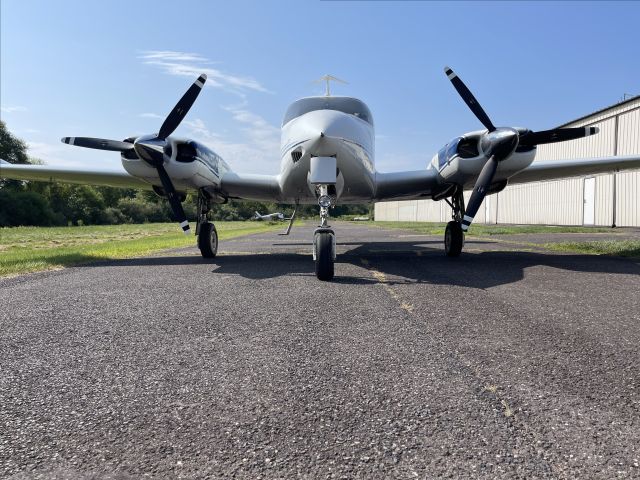 Cessna 310 (N881RM)