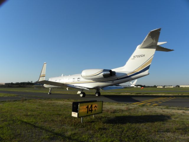 Gulfstream Aerospace Gulfstream IV (N702GH) - EJM2 taxiing to 14 at BLM