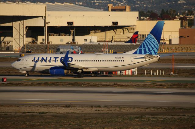 Boeing 737-800 (N37290)