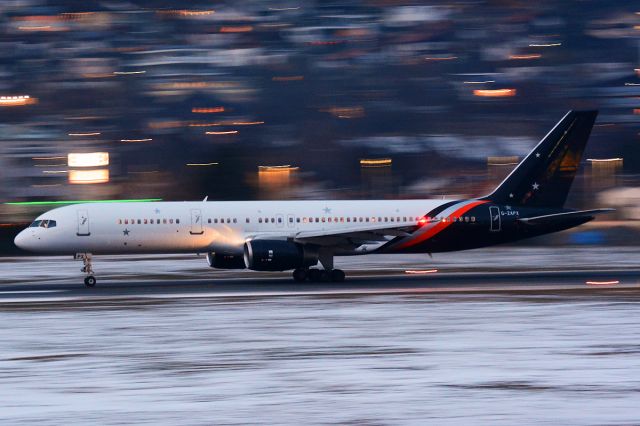 Boeing 757-200 (G-ZAPX)