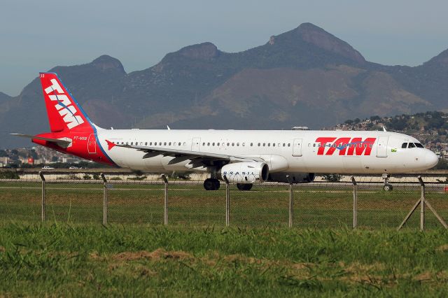 Airbus A321 (PT-MXB)