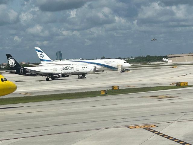 N633JB — - N633JB resting after coming in about an hour late from RIC. will go to BDL later on tonight. 