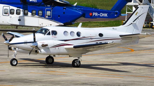 Beechcraft King Air 90 (PT-LPD) - Taxiando para decolar com destino a Salvador, Bahia SBSV