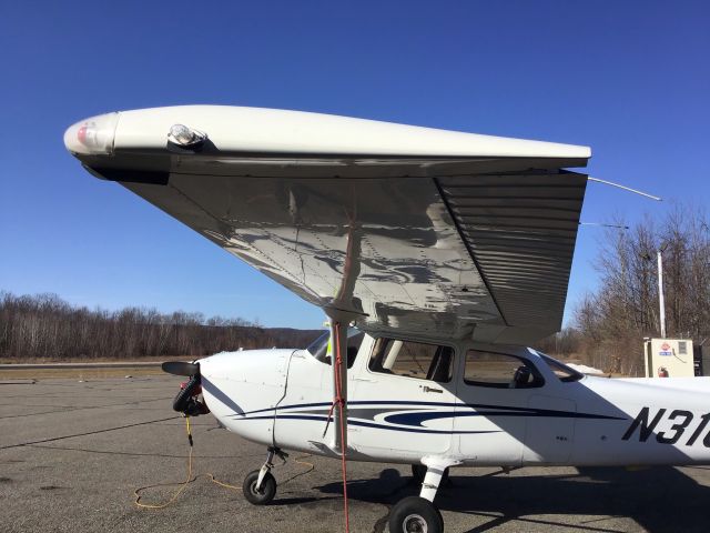 Cessna Skyhawk (N316AS) - Looking at the Cessna from the port wingtip. 