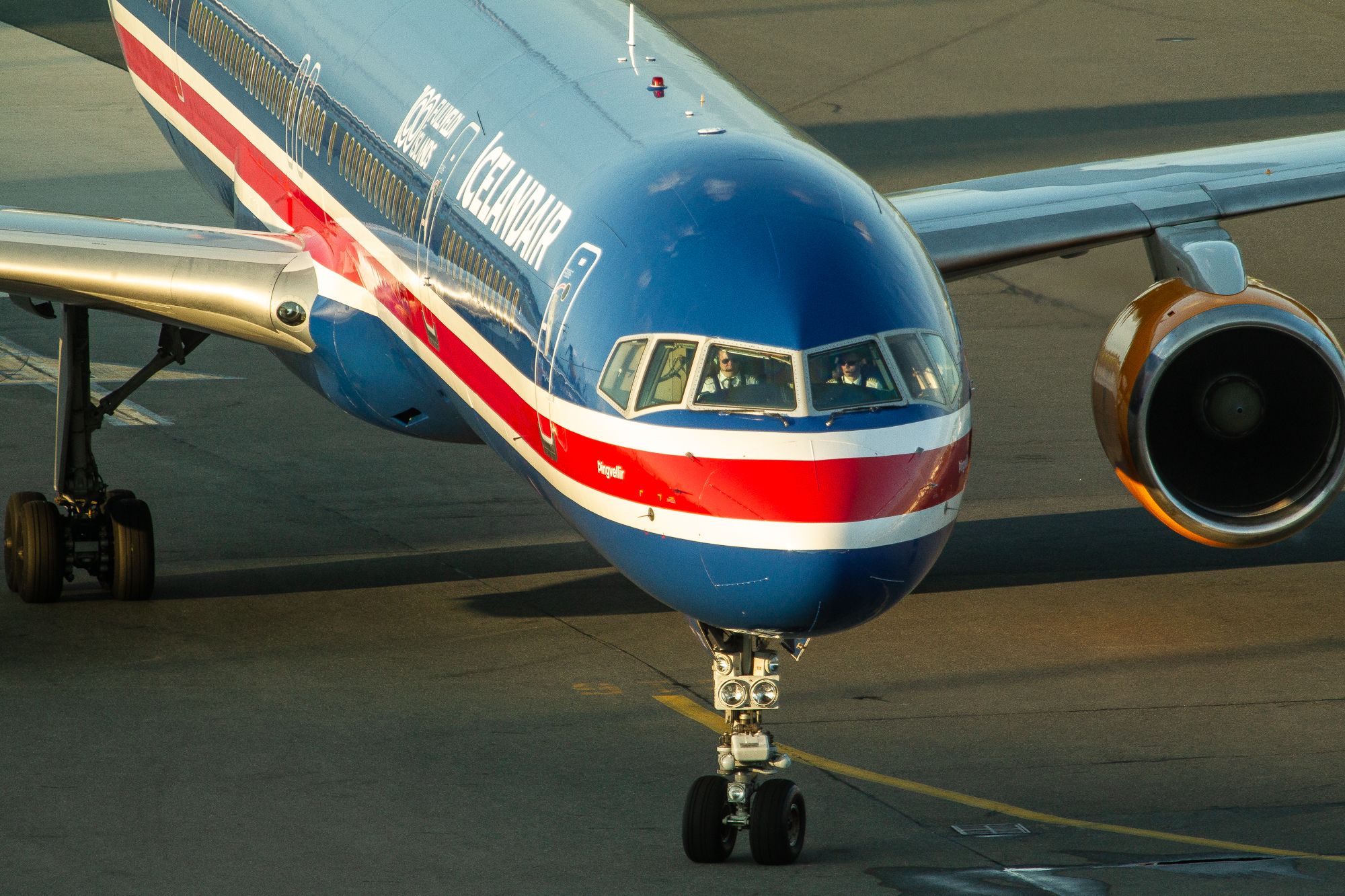 BOEING 757-300 (TF-ISX)